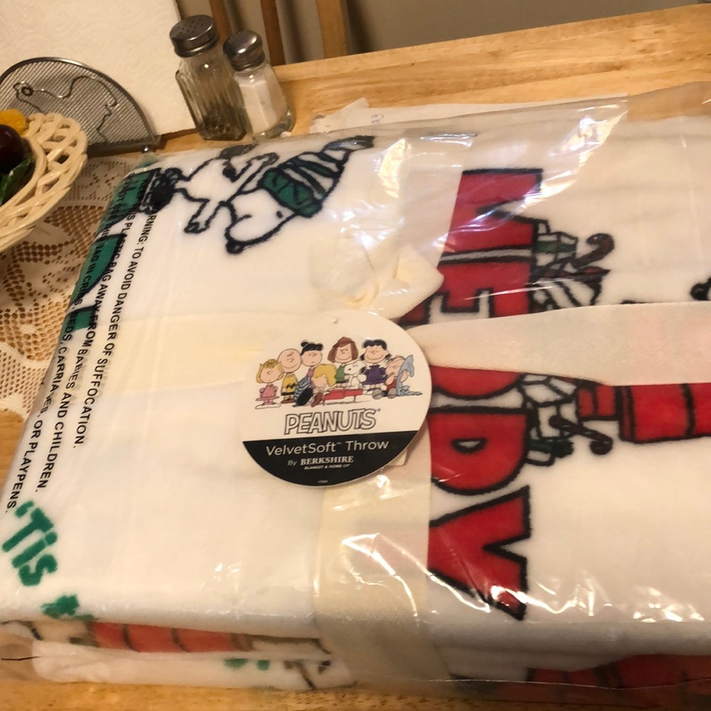 Peanuts velvet soft throw. NWT